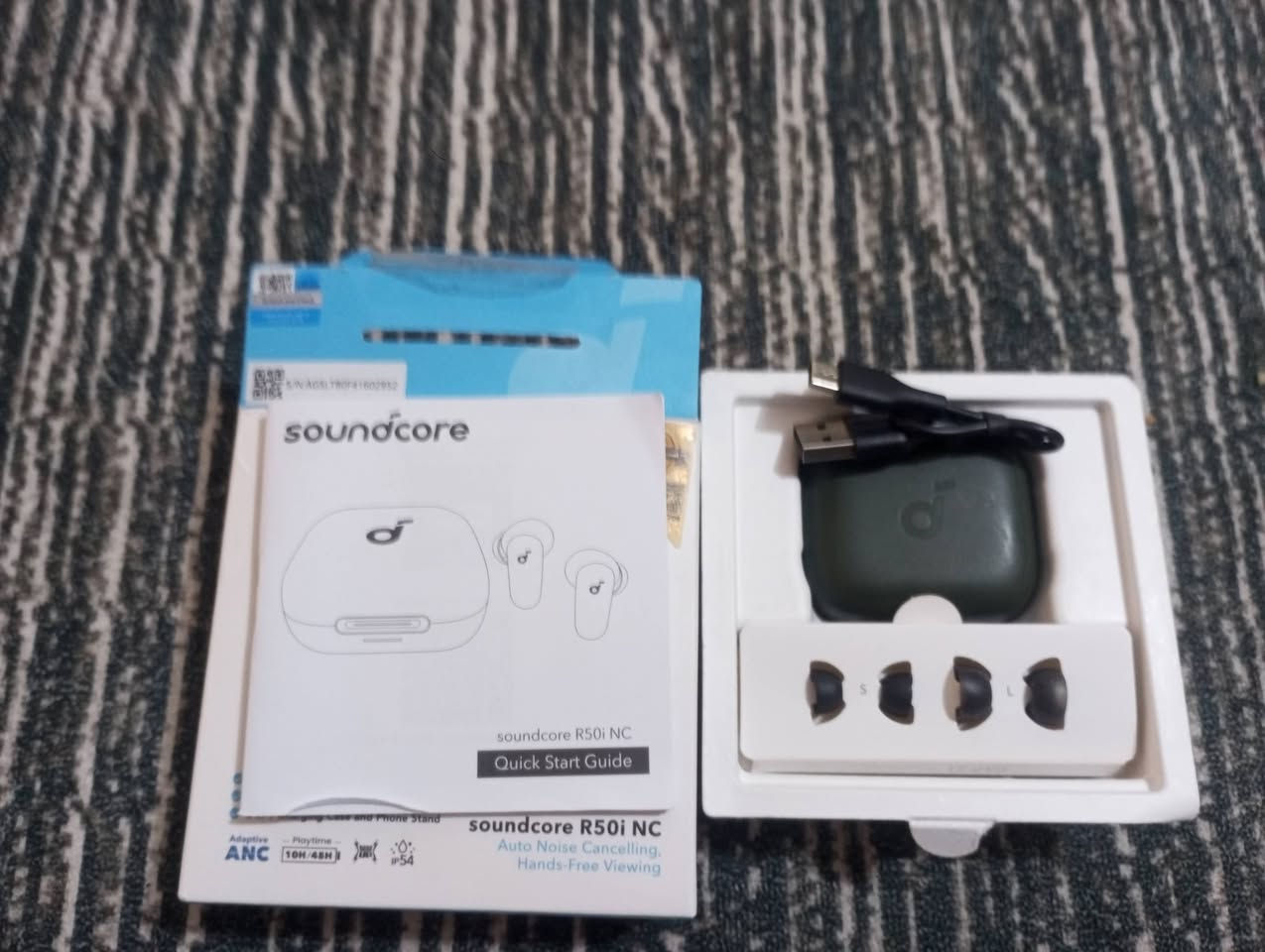 السلام عليكم ورحمة الله وبركاتة للبيع سماعة Anker Soundcore R50i NC الأصلية بحالة ممتازة جداً، مع الكرتون والعلبة الأصلية. تحتوي على عزل ضوضاء ANC، بطارية تدوم حتى 45 ساعة، 4 مايكات للمكالمات الواضحة، ومقاومة للماء IP54. اللون أخضر غامق مستعمله يومين بس شرط النظافه فول  السعر 35 وبيها مجال مكاني واسط.قضاء بدرة  الشراي يجي خاص ***********
