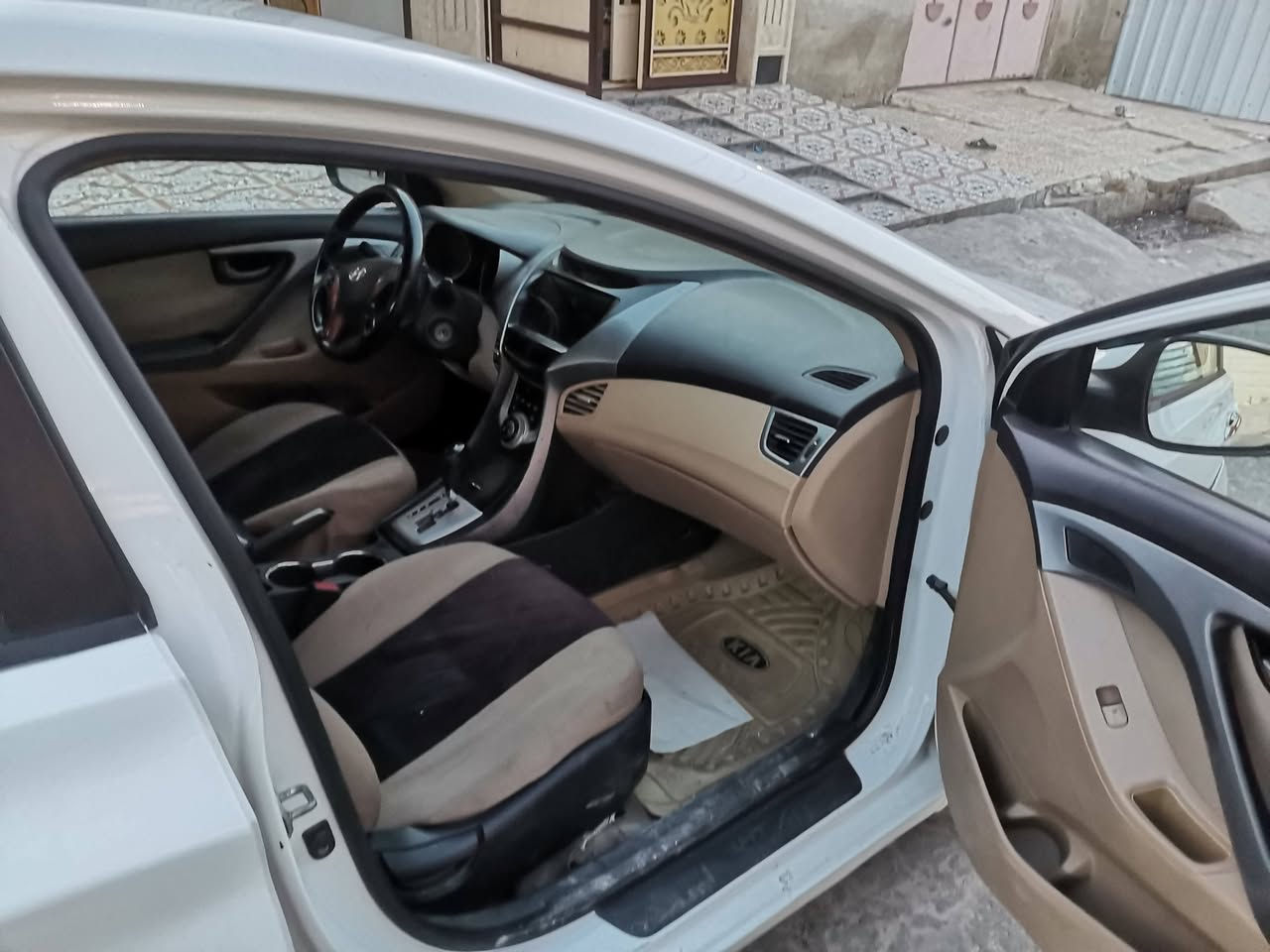 النترا للبيع موديل ١٢ بيها قطعه وحده صبغ محرك كير شرط السعر 117 وبيها مجال ***********8
