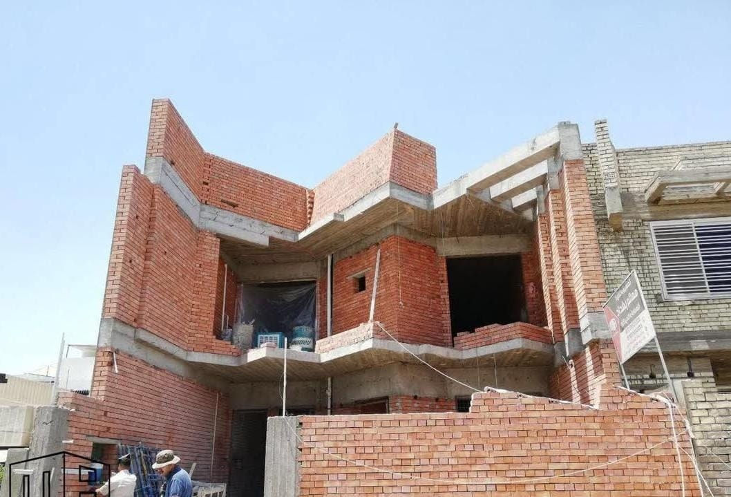 #بناء_هيكل #بناء_هيكل_عظم
بناء الدور السكنية و الابنية التجارية .. .

بناء هيكل عضم سعر المتر 195 الف دينار ( للطابوق الجمهوري الاصفر ) 

بناء هيكل مؤسس جزئي سعر المتر 199 الف دينار ( للطابوق الجمهوري الاصفر )

بناء هيكل سعر المتر 240 الف دينار ( للطابوق الاحمر )

بناء هيكل للابنية التجارية سعر المتر 280 الف دينار
مواصفات العمل

-حفر الارض 40 سم .

-فرش طبقة من السبيس ويحدل بحادلة 20 طن .

-رش مادة الكلوردين فايروسي المضادة للارضة والحشرات.

-فرش نايلون زراعي بعد الحدل .

-صبة نظافة (بلاندنك)

-عمل منظومة مجاري متكاملة حسب المخطط بأنابيب (4 انج) امل الشريف او سمارت (((ميكانيك)))

-تسليح الاساس مع جسور حسب المخططات الانشائية .

-صب الأساس  الرفت بارتفاع (40 سم) او حسب عدد الطوابق صب مركزي C35 .
-ارتفاع الطابق الارضي 3.2 متر صافي و الطابق الثاني 3 متر صافي  او حسب الاتفاق .

-البناء وتقطيع البيت بواسطة الطابوق الجمهوري الاصفر  حسب المخططات الانشائية و من حق الزبون طلب نوع طابوق خاص. 

-صب السقف بارتفاع (20 سم) مع عمل رباط فوق الاضلع 20 سم لكل الطوابق.

-تقطيع الطابق الثاني بالطابوق الجمهوري (9 انج).

-صب الطابق الثاني بنفس مواصفات الطابق الأرضي مع التقطيع حسب المخطط.

-ارتفاع الستارة (120 سم) مع ارتفاع السياج (180 سم) او حسب الاتفاق .

الاسعار تشمل مساحة 100 م واكثر وبمعدل طابقين او اكثر .

المساحات اقل من 100 م تنفذ قطعي حسب الاتفاق

الذرعه للسقوف والستاره فقط (( العمل بنظام النقد فقط ))
(((  والعمل داخل وفق المواصفات الهندسية وباشراف كادر هندسي ))

للتواصل ***********
***********
