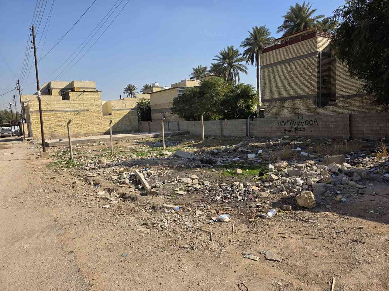 سلام عليكم 
قطعة ارض للبيع مساحه 75 متر ..واجها ٥ ونزال ١٥ 
السده الثانيه يم مدرستة درت السلام 
سعرها كلش حلو  القطعه واقع حال حالها حال المربع الي بيها هيه  
للاستفسار ***********
اتواصلو واتساب او رصيد
