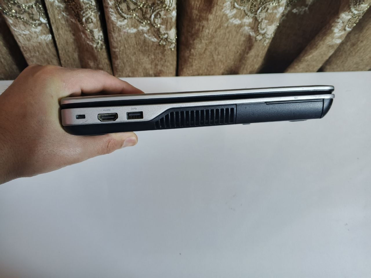 🔥 عرض خاص: لابتوب Dell Latitude E6540 نظافة 10/10 🔥
للبيع لابتوب Dell الفئة العملية (Business Class) المعروفة بمتانتها وكفاءتها العالية. الجهاز استخدامه شخصي "حشمة" ومثالي جداً للطلاب، الأساتذة، وأصحاب العمل المكتبي والتصميم.
📊 المواصفات التقنية الكاملة:
المعالج: Intel Core i5-4310M @ 2.70GHz (أداء سريع ومستقر).
الرام: 8GB (سلاسة عالية في التنقل بين البرامج).
الهارد: SSD (إقلاع ونظام سريع جداً، يفتح الحاسبة بثواني).
كارت الشاشة: Intel HD Graphics 4600 (دقة وضوح ممتازة).
الشاشة: 15.6 بوصة (حجم مثالي ومريح للعين).
النظام: Windows 10 Pro (نسخة أصلية ومفعلة).
✨ حالة الجهاز:
نظافة خارجية وداخلية ممتازة (مثل الصور تماماً).
كيبورد كامل يحتوي على الأرقام الجانبية (Numpad).
مجتاز كافة الفحوصات التقنية (DxDiag) بنجاح 100%.
جميع المنافذ (HDMI, USB, VGA) شغالة وبحالة ممتازة.
💰 السعر المحدود: 170.000دينار عراقي (قفل). 📍 الموقع: بغداد - الرحمانية . 📞 للتواصل: ***********
