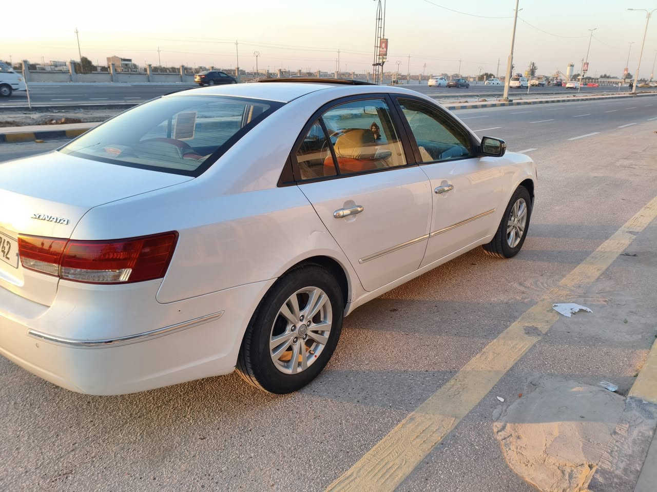 السلام عليكم 
سوناتا مقدس 2011 خليجي 
بيه صبغ جاملغ امامي صوب الايمن
فول مواصفات
  فتحة سقف بانوراما
اشارة بل مري 
 داخل بيجي 
  اربع دسكات 
حساسات خلفية 
مكينه 2400 دوش
كير 6نمر  
رقم نجف موميز
سيارة باسمي
للاستفسار***********
