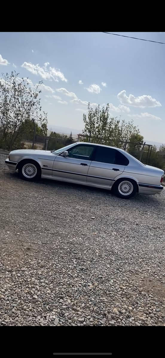 سەرەتا بەناوی خوا سڵاو هاورێیان ئەم bmw هەیە بۆ فڕۆشتن مۆدیل 1993 520 کەپسە گێڕو مەکینەی لۆکک هەلم بوخار دوکەڵ نیە بەشرت ١٠٠٠فیتەر چوارتایەو ویل لۆکم بۆ بەستوە حەفتەیەکە هەموو گیانی بەشرت سادوو شوختی نیە سبخ عامە بۆ جوانی سەیارەکەهەموو گیانی بەشەرت مەسرەف دوگلا بشکێنە سەیارەکە علوجە ژم ***********
