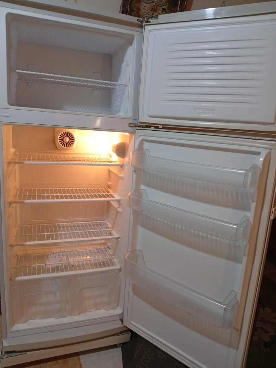 السلام عليكم نص تخم للبيع نظيف سعر 150 وبي مجال بسيط ثلاجه للبيع السعر 200 وبيها مجالس***********
