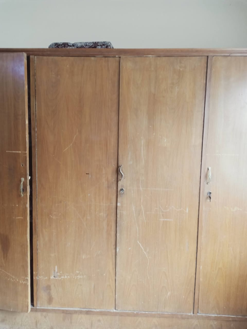 كنتور اربع ابواب سعر 200بوفيه عدد إثنين سعر الوحده 125الف الاتصال ***********
