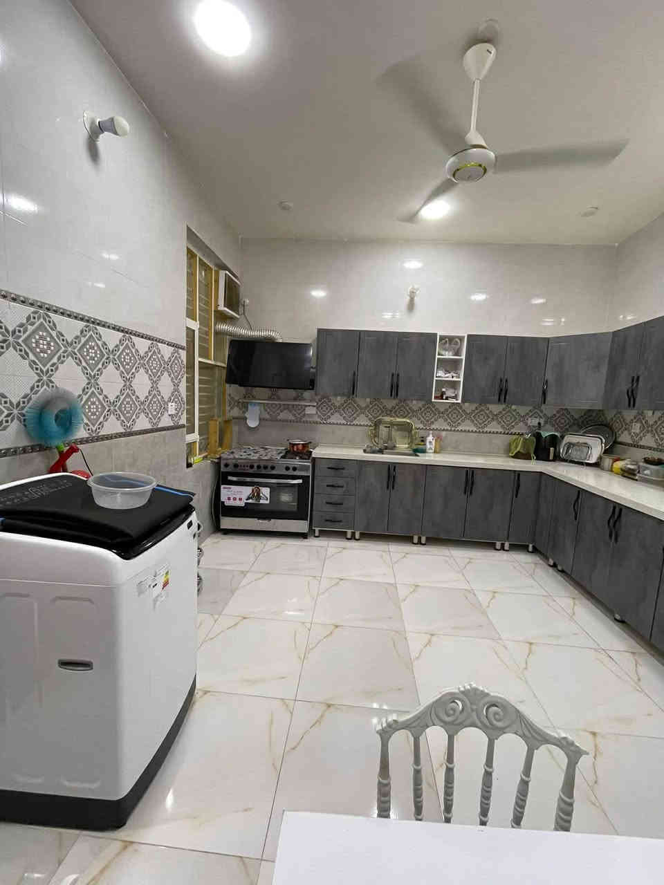 يالله السلام عليكم 
بيت للبيع طابو صرف مساحه ١٠٠ م
فوول للأخير ماتصرف عليه ألف دينار 
بناء سنه٢٠٢٢ درجه أولى بحي الربيع مقابيل مدرسة أبي طالب قريب على السايدين كامل الخدمات شارع صب للاستفسار ***********
