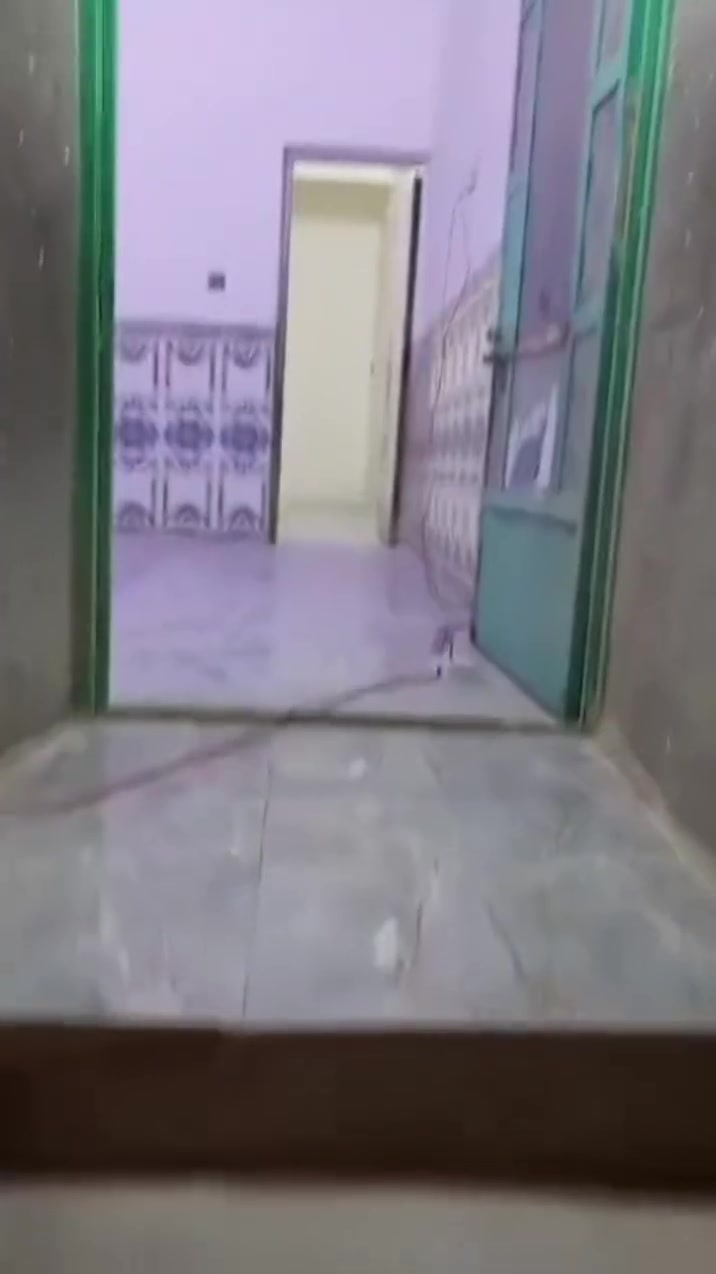 ⭕️ يوجد مشتمل للايجار في حي المعمل العماليه 
طابق ثاني قرب محلات صوغه
 موقع ممتاز المشتمل جدآ أمرتب
 كما موضح بالفيديو 
يتكون من غرف نوم واحده وصاله واسعه 
ومطبخ وحمام
 يجارة 170 ألف 
*********** ☎️
