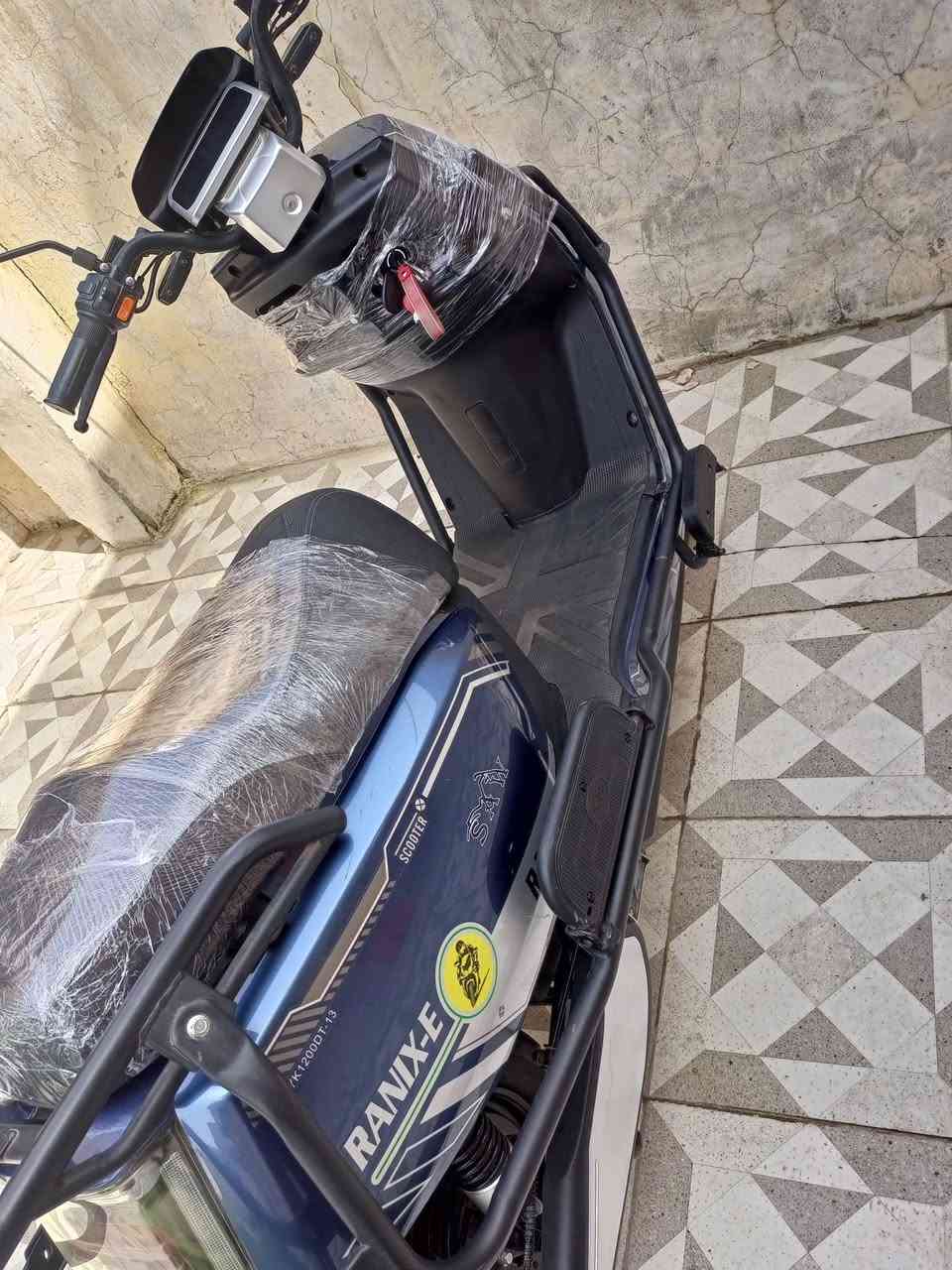 سلام عليكم بيع مستعجل
(دراجه سكنس من نوع رانكاس 🔥 موديل 2026) 
كفاله عامه استخدام شهرين فقط 
المواصفات ..
نظام بريك دسك امامي خلفي تايرات جلاتين طسه ناعمه تحتوي علئ بصمتين وسويجين وتشغيل عن بعد وقفل وفتح وجهاز انذار... مكونه من ٦ بطاريات ٧٢ فولت سرعة ٧٥ كيلو متر.
1_ملف بسع2000w.
2_ بطاريات حجم كبير.
3_لايت زنون عالي ناصي.
 4_نضام P بك.
5_تثبيت سرعه.
6_اشاير يمنه يسره.
7_دبل اشاره8_درع حديد.
9_ثلاث سرع.
10_سرعه العداد 85 بالعداد السرعة الحقيقي 70.
11_بيه تزويد جكات بالجنطه.

سعره / 800 وبي مجال قليل  
العنوان سماوه حي المعلمين الأولى قرب مستشفى الصادق لستفسار واتساب (***********)..
