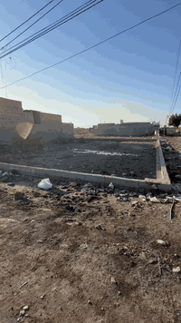 قطعة ارض للبيع المساحة 450 متر الواجهة 22 ونص والنزال 22 متر على الشارع العام عرض الشارع 30 متر متوفرة كافة الخدمات مي كهرباء راح يتبلط العنوان سبع قصور شارع ابو احمد السعر (47 ) مليون معروض عند مكتب الغدير للعقار عنوان المكتب سبع قصور شارع ابو احمد *********** ابو حيدر بي وتساب
