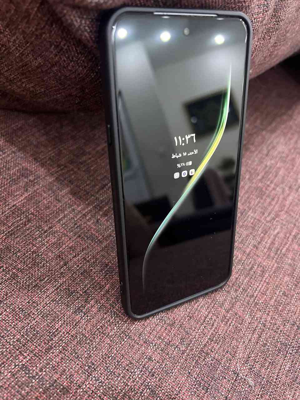 تكنو كمون 40 بريمير 5g للبيع كامل ملحقات مع كفرات عدد 2 للبيع بسعر 400 الف 
 بغداد المنصور
***********

🧠 النظام والمعالج
 • نظام التشغيل: Android 15 مع واجهة HiOS 15  
 • المعالج: MediaTek Dimensity 8350 Ultimate AI (بنظام 4 نانومتر)  
 • دعم شبكات: 2G / 3G / 4G / 5G  

📺 الشاشة
 • الحجم: 6.67 إنش LTPO AMOLED  
 • الدقة: 1260 × 2800 بكسل (+1.5K)  
 • معدل تحديث: 144 Hz  
 • الحماية: Corning Gorilla Glass 7i  
 • سطوع أقصى: 1600 نيت  

📸 الكاميرات

الخلفية (Triple):
 • الرئيسية: 50 MP Sony LYT-701 مع تثبيت بصري OIS  
 • تليفوتو Periscope: 50 MP للتقريب البصري  
 • واسعة الزاوية: 50 MP  

الأمامية:
 • 50 MP  

📦 الذاكرة والتخزين
 • الذاكرة العشوائية (RAM): 12 GB  
 • الذاكرة الداخلية (Storage): 256 GB  
 • لا يدعم بطاقة ذاكرة خارجية microSD  

🔋 البطارية والشحن
 • البطارية: 5100 mAh  
 • شحن سريع: 70 W  

📶 إضافات ومزايا
 • مقاومة للماء والغبار IP68 + IP69  
 • بصمة داخل الشاشة Optical  
 • سماعات Stereo + Dolby Atmos  
 • شبكات Wi-Fi Dual-Band، بلوتوث 5.4، NFC، USB-C مع OTG  
 • أبعاد الهاتف: 161 x 75 x 7.7 مم ووزن حوالي 193 جرام  

📊 ملخص:
هاتف كامون 40 بريمير من تكنو يأتي بفئة عالية الأداء خاصة في التصوير والشاشة السريعة، مع معالج قوي وشحن سريع ومقاومة للماء، مما يجعله منافس قوي في فئته السعرية.
