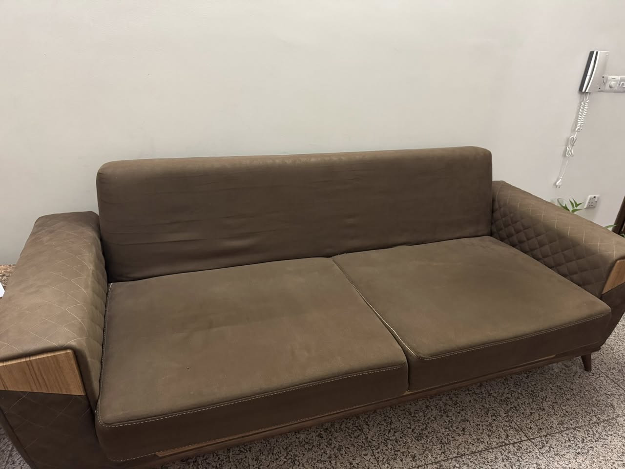 قنفة للبيع ٣*١
* قنفة للجلوس 230 العرض والعمق ٧٠
* يمكن تحويلها الى سرير للنوم 
* مخزن واسع
* القماش وتر بروف سهل المسح والتنظيف 
الخشب زان طبيعي _ المتانة قوية جداً
السعر ١٠٠ الف 

المكان الكاظمية


**إذا كنت صاحب هذا الإعلان وتريد حذفه لأي سبب، رجاءا أرسل رسالة إلى الدعم الفني**