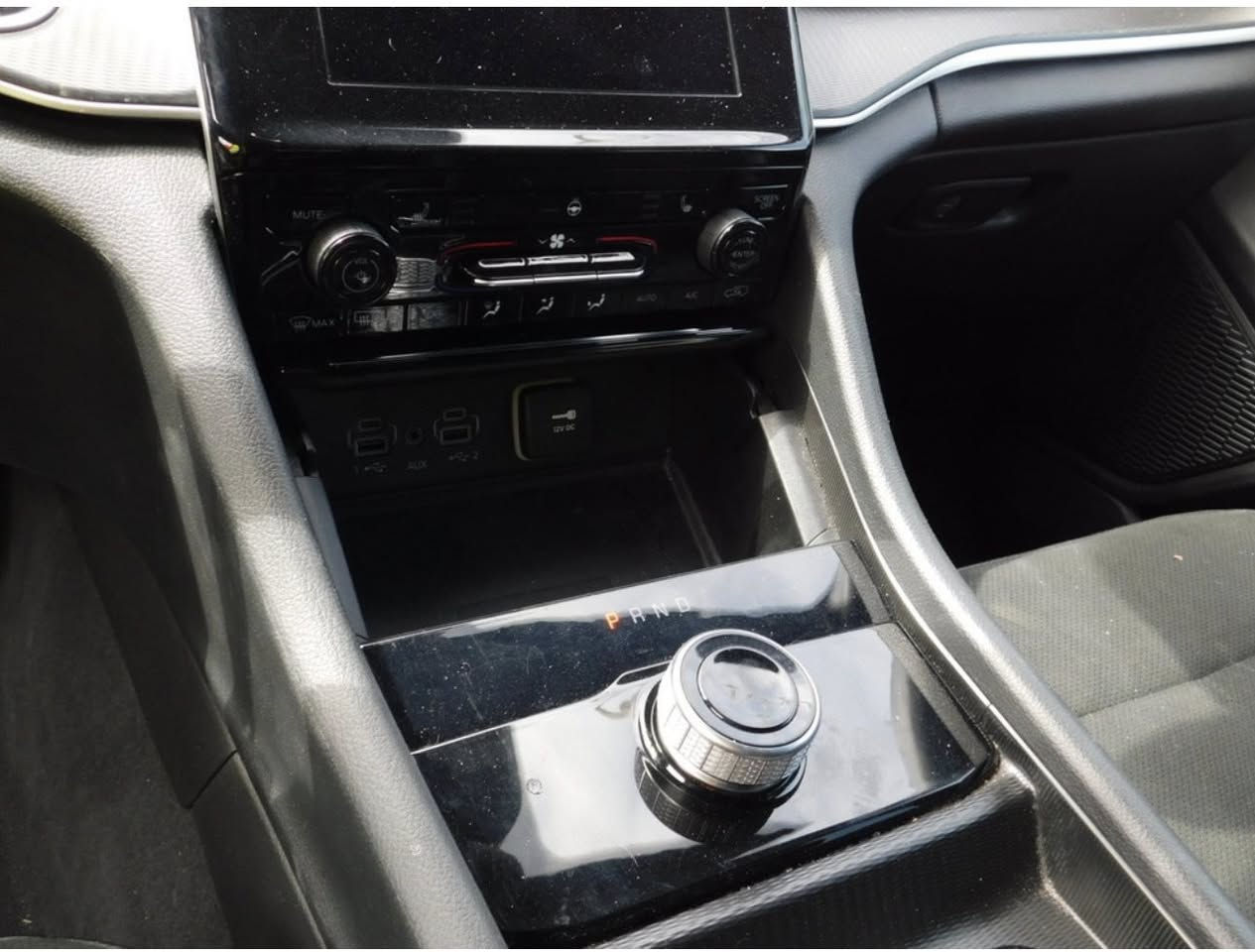 السلام عليكم
جيب بلاك توب موديل 2024

السياره حالياً بالاردن حادثها مثل ما مبين بالصور فقط دعامية وتاير حدادة 
تفيد اصحاب #كتاب_الشهداء 
مكاني بغداد لتواصل أو معرفة السعر عن طريق الواتساب 
***********
