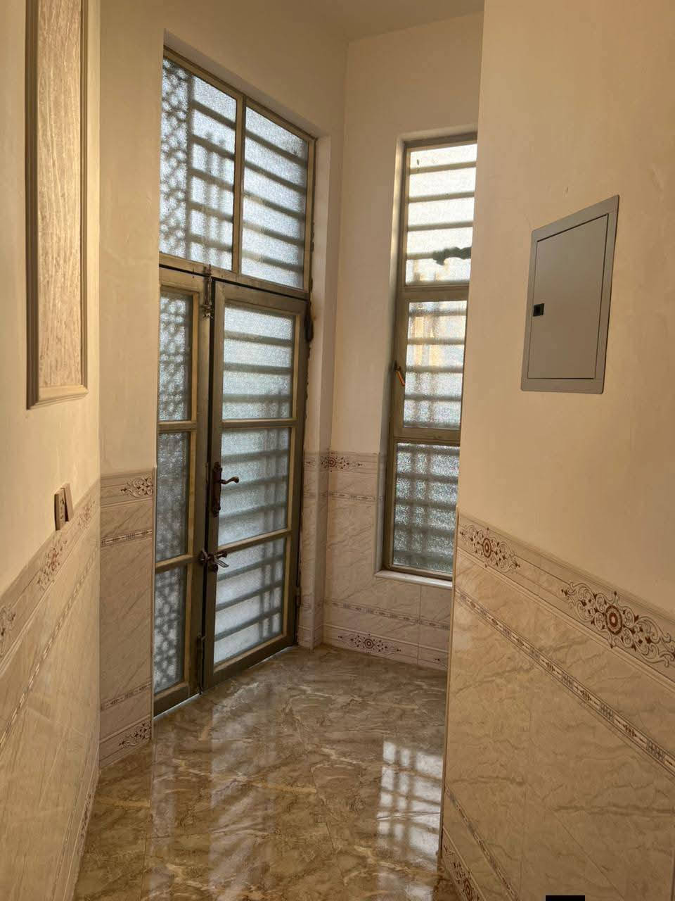 السلام عليكم
  دار للبيع مكان مميز جدا 
طابو زراعي سند25 
نوع البناء //طابوق السقف صب كونكريت تنفيذ ومتابعته مهندس مدني
تحويل البيت ثاني يوم بعد الشراء
العنوان / /بابل المدحتيه 
حي علي قماره والخروج حي الحوراء شارع حسينية عبد الخضير 
ركن على شارعين 
بناء حديث 
عرض الشارع ٨متر
المساحة//٣٤٠متر 
الواجهه //١٣/٥×١٤/٥متر
قريب على التبليط جدا 
خدمات كامله من ماء وكهرباء وتبليط ومجاري خارجيه
السعر/١٧٠وبي مجال
تفاصيل البيت
استقبال 
صاله كبيره 
عدد الغرف ٢
مطبخ حار وبارد
طارمه كراج سياره كبير
حديقه
منور خلفي وجانبي 
مجمع صحيات داخليه وخارجيه
البيت موقع حلو وجيد جداً 
للاستفسار
مراجعة  مكتب دلالية وائل الهندي 
***********
ابو علي*********** 
مكتب دلالية وائل الهندي بابل المدحتيه الحمزه الغربي ع شارع 60 قرب سلوان ابو الكاشي مقابيل فرع علي قماره
