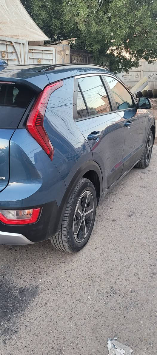 السلام عليكم
كيا نيرو بلكن  (هايبرد . كهرباء . شحن )موديل 2023 
 وارد امريكي 
السياره خير من الله نظافه وبيها مواصفات بعد احلا من السياره لون ازرق
السياره مرقمه وكامله رقم بغداد 
السياره حادثها جاملغ سايق صبغ فقط بدون دواخل وبدون ايرباك
ماشيه: ٢٥٠٠٠
المواصفات 
كراسي تدفئه 
بصمه
اشاير بالمري 
كشنات جلد و مخمل 
ترحيب دخول 
.نظام ايكو وسبورت قياده
• شاشة كبيرة
• كاميرا خلفية
• حساسات خلفية 
• ⁠حساسات اماميه
 .اتو هولد
رادار امامي
• مانع تصادم
• محدد مسار
• تصحيح مسار
• مثبت سرعة
• مانع انزلاق
• بصمة تشغيل
• بصمة أبواب
• مري رادار
• نقطة عمياء
• شاحن وايرلس 
شاحنة بالكشانات 
• شاشة اعطال
• عداد ديجيتال متغير الوان
• اضوية امامية LED
• اضوية خلفية LED
• حساسات إضاءة
• إنارة تلقائية Auto
• نظام صوتي مميز 
• أوامر صوتية
• حساسات اصطدام
شفتات بلستيرن
تبريد قطعتين
قياده ذاتيه 
تشغيل عن بعد 
• بلوتوث
• مدخل USB + AUX
وبيها بعد مواصفات خير من الله 

سعر  السياره ١٦٣ورقه 

الاستفسار على الرقم ***********

مكانها بغداد الدورة
