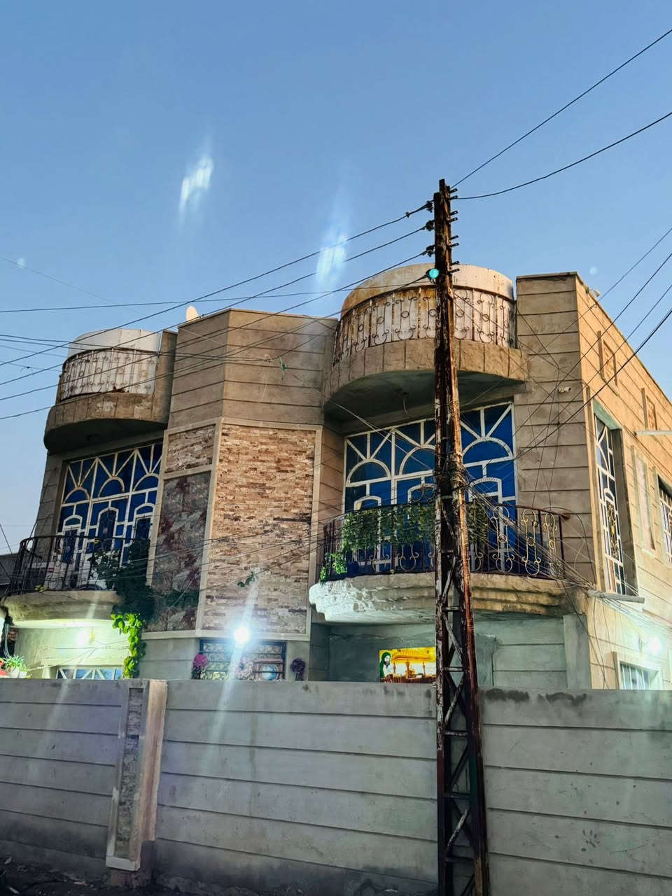 السلام عليكم
بيت للبيع في النهروان منطقه الالفين
مقابيل الجامع 100متر ركن مربع 
بناء حديث لل استفسار 
***********
