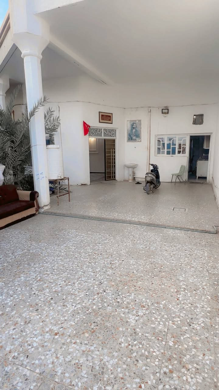 دار للبيع
بيت مساحة 312 بناء جديد قاطين القاط الاول استقبال وصحيات خارجيه وحمام داخلي و2 غرف وصاله كبيره 
2 غرف كبار 
والقاط  الثاني 3 غرف كبار كلش ومطبخ وصاله وحمام وحديقة كلش كبيره 
العنوان حي الشهداء مقابل مدرسه سيد الشهداء ومكتب الغاز 

***********
***********
