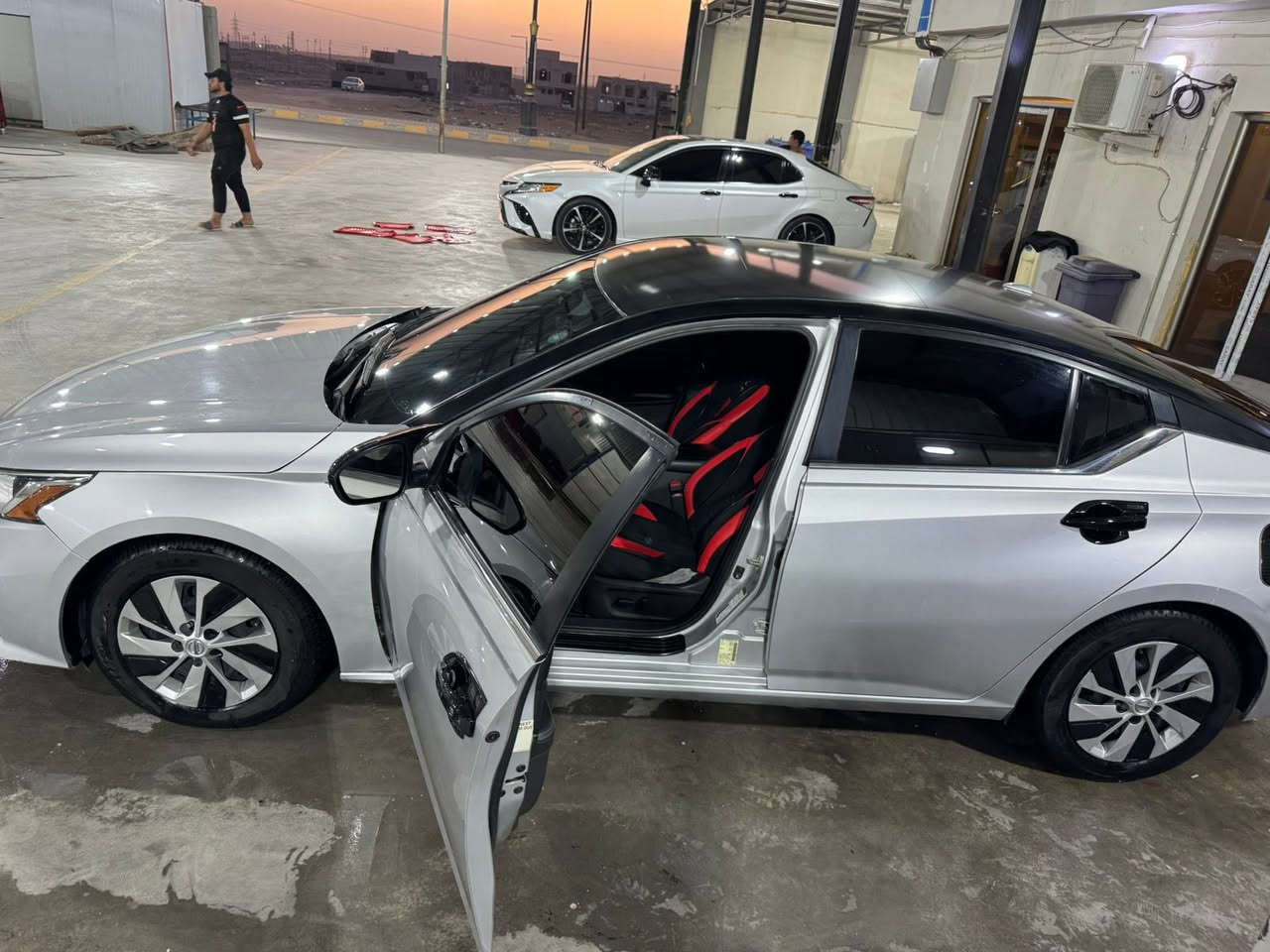 نيسان التيما موديل 20 ضرر الجاملغ الخلفي ماشيه 77 والباب فقط امعير سعرها 150 وبيها مجال 
***********
