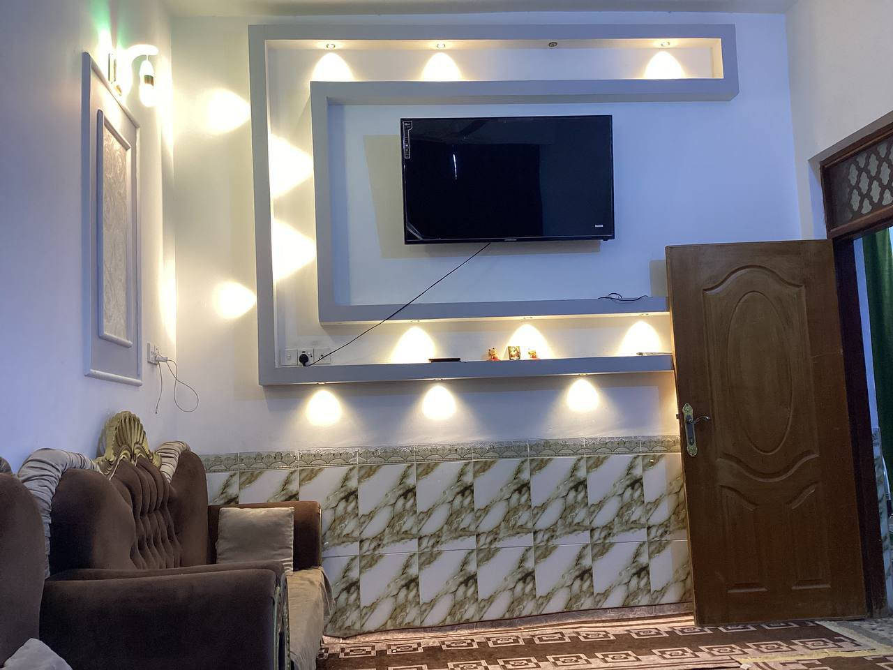 🏡 بيت للبيع – فرصة مميزة
📍 الموقع: الإسكان قرب سيد جعفر
📐 المساحة: 100 متر
🏗 البناء: طابقين كونكريت مسلح
✨ بيت نظيف ومرتب وجاهز للسكن

🔹 تفاصيل الدار:
▪️ الطابق الأرضي: غرفة نوم + صالة + مطبخ + استقبال + صحيات داخلية وخارجية + طارمة خارجية
▪️ الطابق الثاني: غرفتين 
📞 للاستفسار ***********
أ
