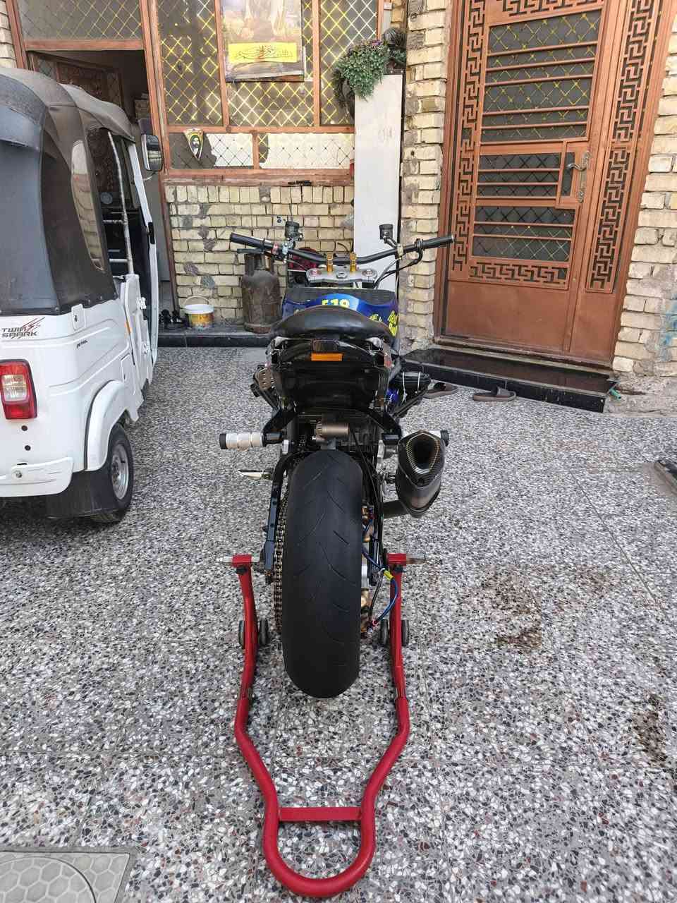 سلام عليكم كاوسكي 2004 636
بيها هاوزن مال 2016
وياله 2016 
صدر امامي 2016
جاملغ امامي 2016 
راديتر 2016
جوينات رياضيه زرك 
بيها شاصي بواري 
دروعه جانبيه 
جاروخه
قاعده 3 فجوج 
بكره 65 
تانكي محور 
ستيرن ريزوما 
يدرات بريك 
يده كلج اصليه 
دهن جديد مي راديتر زيتي جديد زنجيل جديد 
ولدراجه مثل ما موضح بل صور 📷 تجي اذا متلكاها يج شي اطيك كروتك مكان بغداد ***********
