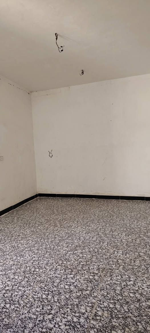 السلام عليكم  بيوت ليجار 100مترطابق ونص غرفتين نوم واستقبال وصالة وطبخ خدمات العنوان بغداد الزعفرانيه  شارع الكهرباء  شارع سكلة ابو فاطمى  للاستفسار اكثر الهاتف ***********
