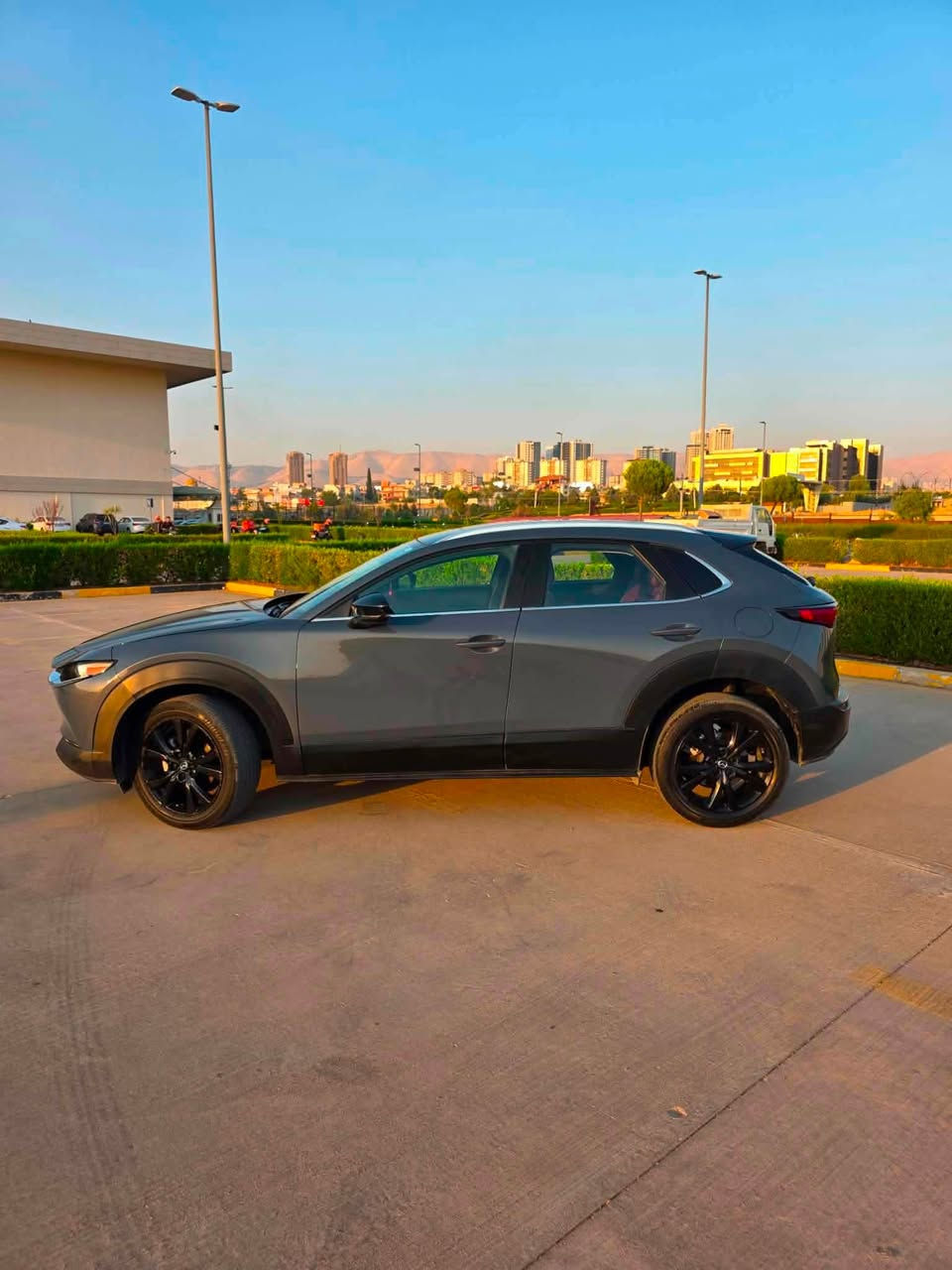 🚗 Mazda CX-30 Model 2024 (نمونە لە پاکی) 🚗
تایبەتمەندییەکان و زانیاری سەیارەکە:
• مۆدێل: 2024
• تایتڵ: کلین تایتڵ (بێ بۆیاخ و بێ ئێرباگ)، تەنها یەک بست PDRی هەیە بێ ئەوەی دیار بێت.
• مۆدێلی مەکینە: 2.5 لتر (بێ تۆربۆ) - مەکینە مەرغوب.
• سیستەمی ڕاگرتن: دەبڵ ئەکسل (AWD).
• ڕووبەری ڕۆشتن: 35 هەزار کیلۆمەتر (زۆر تازەیە).
• مواصفات: فول مواصفات (تەنها داتاشۆ نییە) – ناو سور، شاشە ئەلیکترۆنی، گێڕ ئۆتۆماتیک و عادی، برێک دەست ئەلیکترۆنی، ئەوتۆ هۆڵد، کوشن هیتەر، کامل ڕادار و ڕاداری خەتی جادە.
مەرج و تەندروستی:
• تازە سێرڤسی عامی بۆ کراوە و هیچ مەسرەف و نقوستانییەکی نییە.
• بە شەڕتی گێڕ، مەکینە 
لە کوێیە؟
📍 شوێن: سلێمانی
💰 نرخ: 173 وەرەقە (17,300$) و مامەڵەی تێدایە.
📞 ژمارەی پەیوەندی:
📱 ***********
📱 ***********

للبيع: مازدا Mazda CX-30
 الموديل: 2024
 الحالة: كلين تايتل (عنوان نظيف)، بدون صبغ (بدون طلاء)، إيرباجات سليمة 100%. توجد فقط تعديل عالبارد (PDR) بمقدار شبر واحد بدون أن يظهر نهائياً. السيارة بحالة الوكالة (نموذجية).
 المواصفات: فول مواصفات (عدا الداتا شو/الهيد أپ ديسپلاي).
 المسافة المقطوعة: 35 ألف كيلومتر (جديدة جداً).
 المحرك: المحرك المرغوب 2.5 لتر (بدون توربو)، دفع رباعي (دبل أكسل).
 ناقل الحركة (الغير): أوتوماتيك وعادي (ستيبترونيك).
 المقصورة الداخلية: داخل أحمر.
 الميزات والتقنيات:
 شاشة إلكترونية
 بريك دست (هاندبريك إلكتروني)
 نظام رادار كامل
 رادار تحديد المسار (تحديد الخط)
 نظام Auto Hold
 تدفئة كوشن (تدفئة المقاعد)
 الصيانة: مسروفيات كاملة ومسوى لها سيرفس عام حديثاً، لا تحتاج لأي مصاريف، بشرط الغير والمحرك والشاسي.
 السعر: 173 ورقة (17,300 دولار) وقابل للمُعاملة (التفاوض).
 الموقع: السليمانية.
للتواصل:
***********
***********
