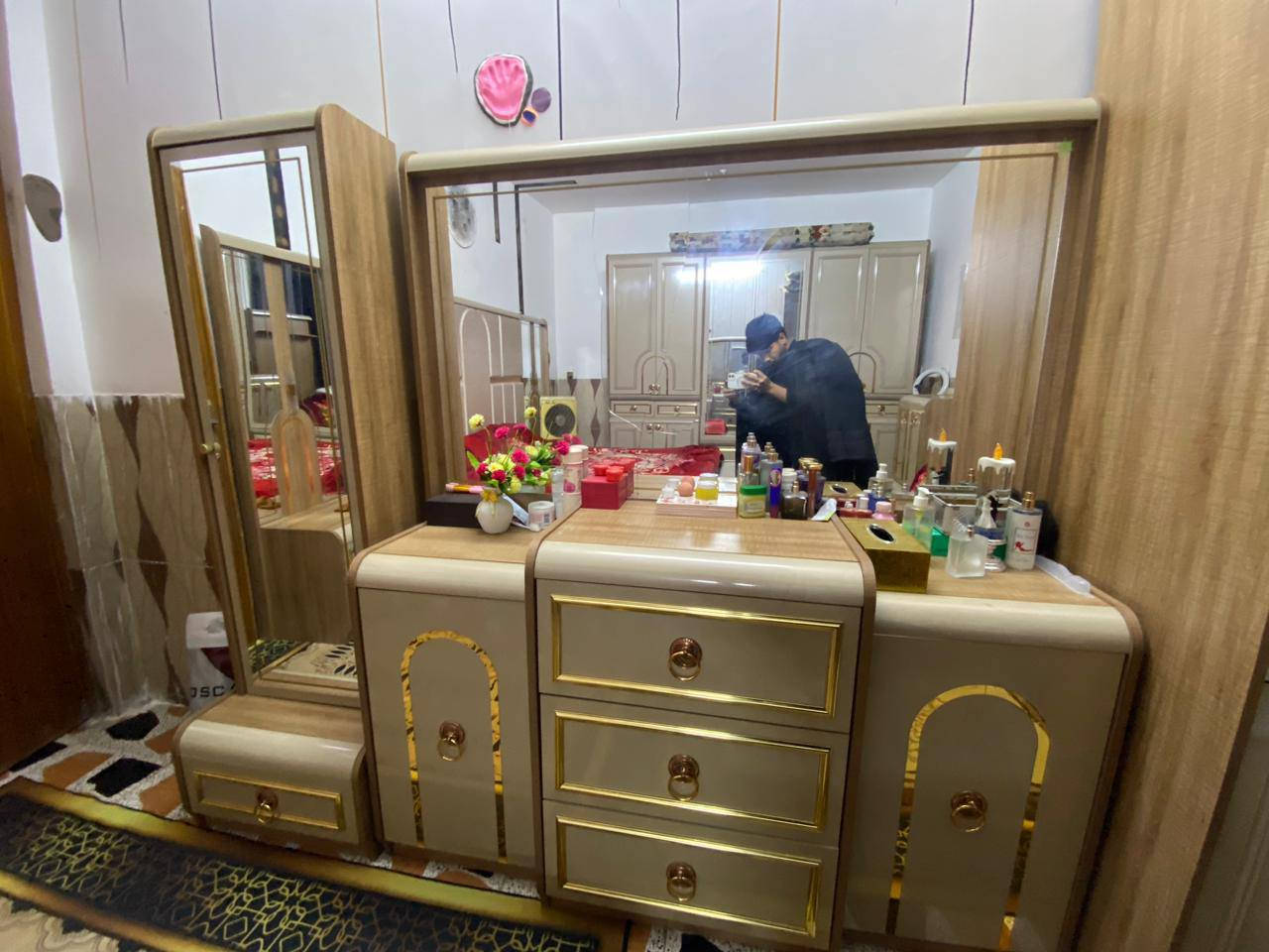 سلام عليكم  عدي غرفه اخشاب تركي للبيع حديث مكونه من 9قطع صار شهر مشتريهه صارت عليه ب 3 ملايين ونص 
الي يطي بيهه سعر زين ابيع حته اذا قصد بس يطي مقدمه زينه  ممتواجد فيس بس واتساب  ***********)***********
