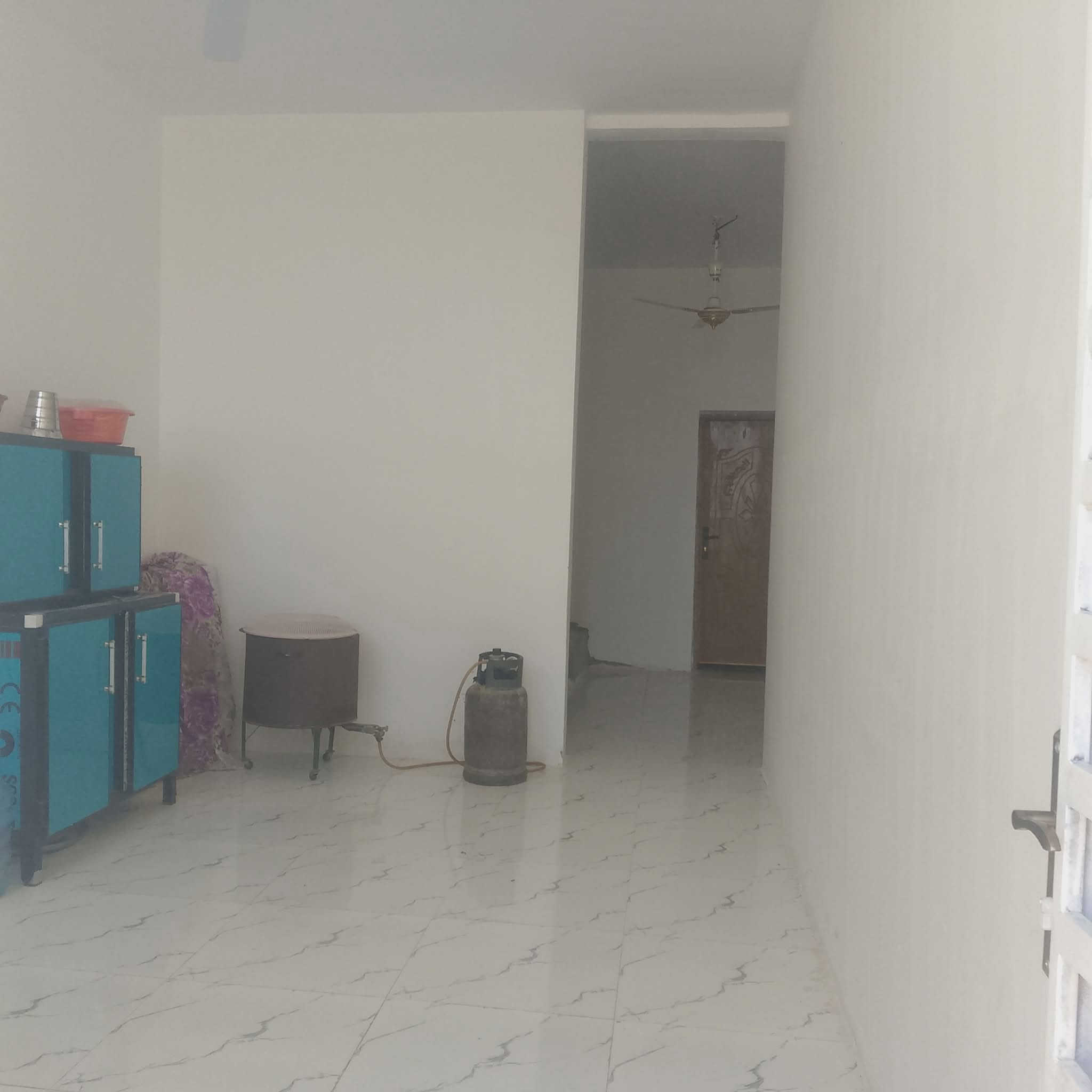 بيت للبيع المساحه 450متر
على طريق ابو الماش خلف المحطه ماي ارو 
السعر 70مليون وبي مجال الاستفسار على رقم ***********
