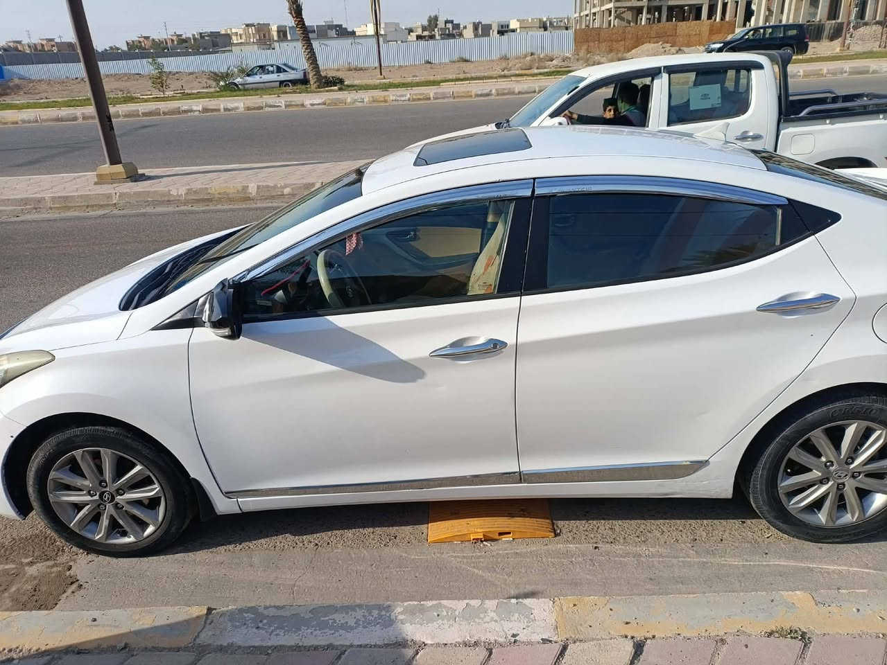 هونداي النترا 2013 خليجي
داوخل بيجي 
تحكم جهتين
ويل كب
محرك 1800 
ثلاث سرع(نظام ايكو تقليل صرف البانزين)
اشاير ب المري + امري شفط 
فتحه سقف 
شاشه كبيره لمس 
كامرا دوارة خلفيه 
تدفئه تبريد(قطعه وحده)
بيها صبغ دواسه فقط وبارد ب الباب مثل ماواضح ب السونار
السعر ب 120 مكان فلوجه حي الجولان 
***********
