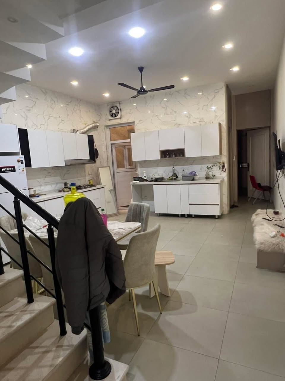 #يعلن_مكتب_عمار _للعقار

بيت مساحه 100 متر للبيع 🏠🍂

الواجهه 5 متر 
نزال 20 متر 

سنه البناء 2025مسكون قليل جداا😍
البيت مدخلين 

يحتوي على  استقبال ومطبخ وغرفه نوم وصحيات  عدد 2 ومنور 
الطابق الثاني :: غرفتين نوم وصحيات 
الطابق الثالث :: بيتونه وسطح 

العنوان :: حي الجهاد :: المخابرات :: خلف جامع محمد رسول لله :: مربع ال300 
منطقه راقيه جداا وكامله خدمات 

السعر والاستسفار الاتصال ***********
