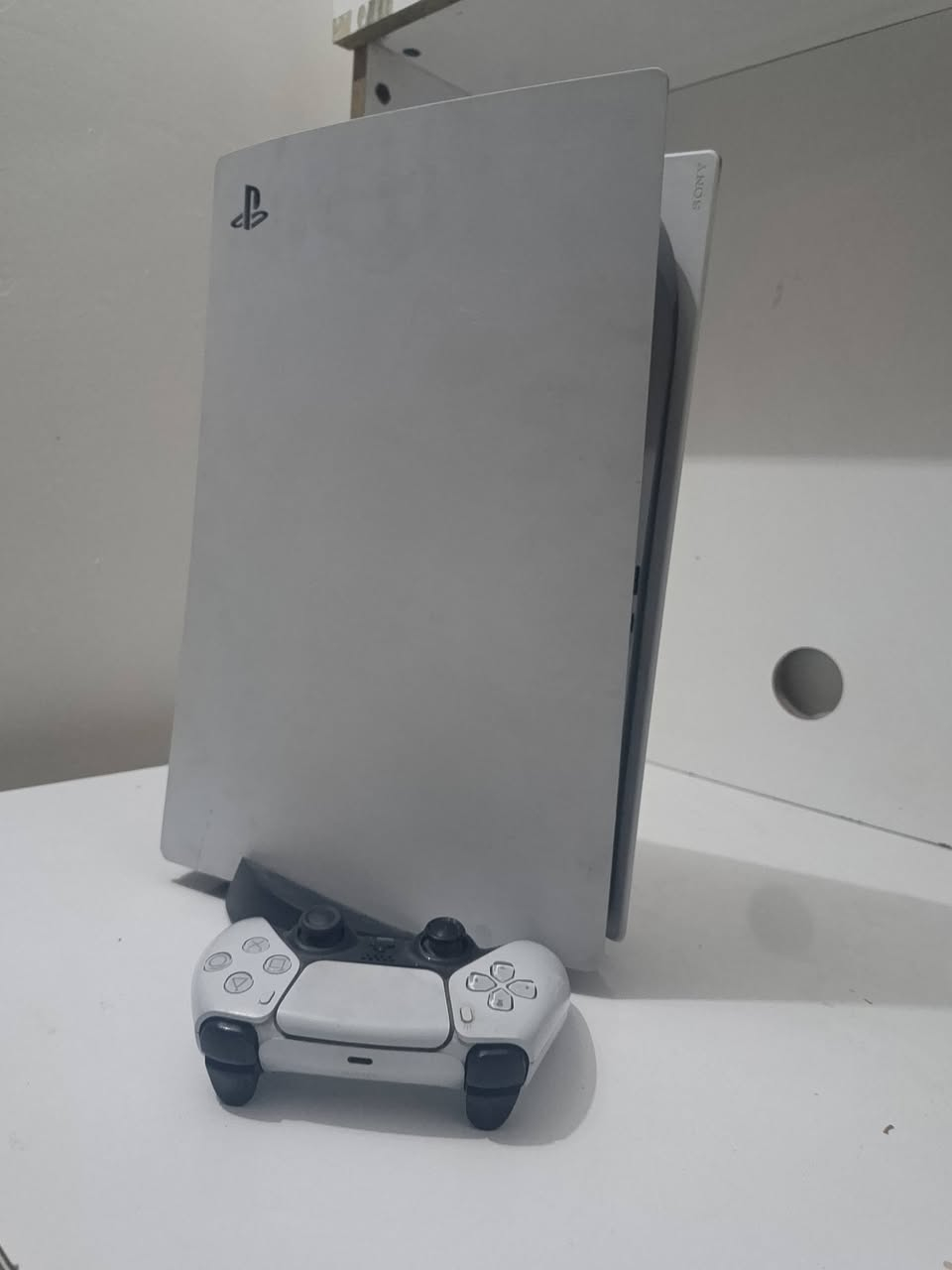 سلام عليكم
بلي 5 للبيع 
بلي مع جميع الملحقات مع يدة واحدة
بدون اي خلل مع شرط الفحص
بيه حساب وبيه لعبة فيفا 25 تنباع وياه 
السعر 600
عنواني مدينة الصدر 
هـ ***********
