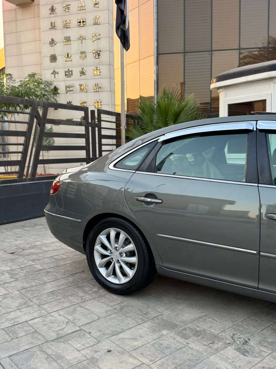 هونداي ازيرا مواصفات الكاصد على مواصفات بل ازيرا 
وارد أمريكي كلين بدون حادث بيها 3 قطع صبغ 
وقطعه كلير بدون حادث اثر جراد وعندي صور 

الموديل: 2007 رقم بغداد دولي جديد بسمي 

محرك 6 سلندر 3300  مكفول لا رواجز ولا تبخير ولا تنقيص
السيارة فول ١/١ VIP 
داخلها جديد سقف كنتاره واناره روز رايز
المواصفات
-فتحه 
-نظام ترحيب
-انارة بالمرايات مري شفط
-كاميرا وحساسات خلفية
-حساس ماسحات
-بردة خلفية متحركة
-كشنات كهربائية جلد +تدفئه
-لد امامي وخلفي
-تحكم كامل بالستيرن 
-نظام صوتي infinty
-مري شفط مع الاشاير
-ويل حجم 17 لاصلي 
-مرايات قلاب ويه R
-الشاشه اصليه 
نضام سماعات انفنتي 12 سماعه + مضخمات بلاديه
صدر + تخم تاير جديد 
تبريد ثلج 
محرك كير مكفول 
 )سياره مال جناي 
مكان بغداد 
سعرها اتصل وتدلل  والي متعجه يترك كلمه طيبه 
غير متواجد علفيس شراي يتصل ويدلل
هاتف ***********
