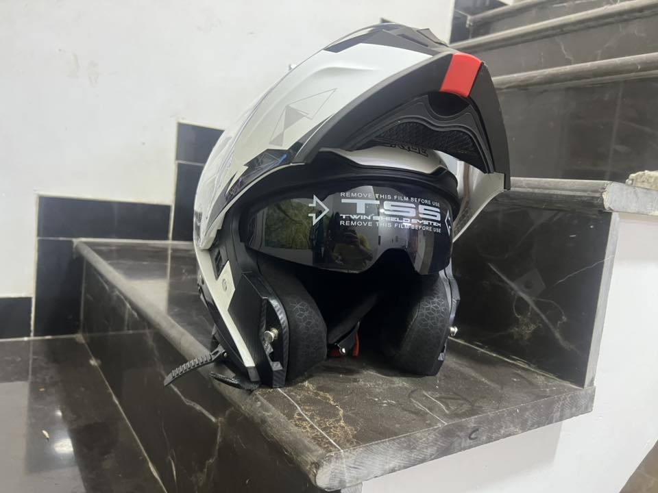 سلام عليكم شباب خوذه دراجه مال باله امزون  للبيع سعره 50 مكانه زعفرانيه ***********
