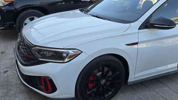 جيتا 2024 امريكي ماشيه 21 نسخه 40 سرعتها 320
رقم بغداد جديد بسمي 
كير محرك مكفول محرك 2000 تيربو  تخم تاير تبريد ثلج صدرها جديد بيها 3 قطع صبغ مثل ما موضح حادثها ويا صور 
بجم بلادي بدون ارباك السعر 165 بيها مجال للشراي 
الاستفسار *********** 
مكاني بغداد السيديه
