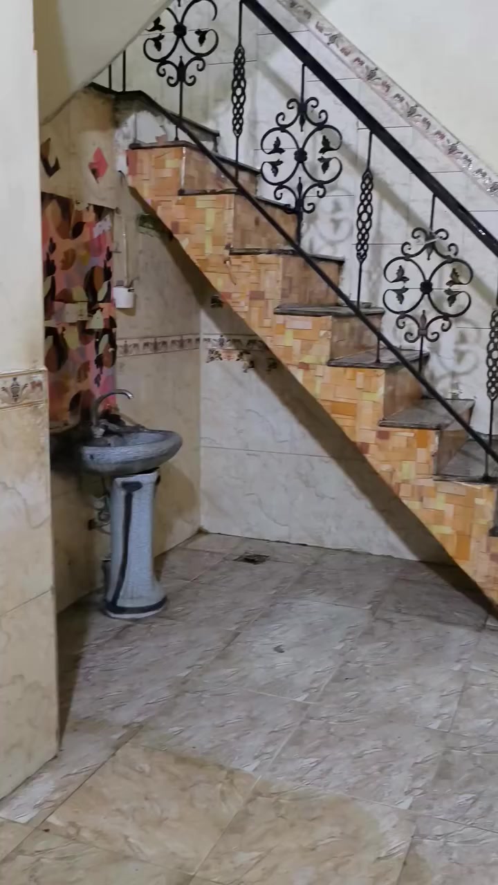 حياكم الله 
شارع المكاتب البيت 7 فرع عن سوك الجمهورية 
طابقين غرفتان واحدة في طابق الارضي و 2 في طابق الاول 
*خدماته* هناك 2 براميل ماء واحد طابق ارضي والثاني في الاول منها ماء حلو وماء اعتيادي حسب رغبة المؤجر
سعر الايجار ٦٥٠
لكن أن يكون دفع الماء والكهرباء على المؤجر 
مساحته 54م


**إذا كنت صاحب هذا الإعلان وتريد حذفه لأي سبب، رجاءا أرسل رسالة إلى الدعم الفني**