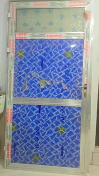 باب المنيوم • ٢م×١م • نظيفه