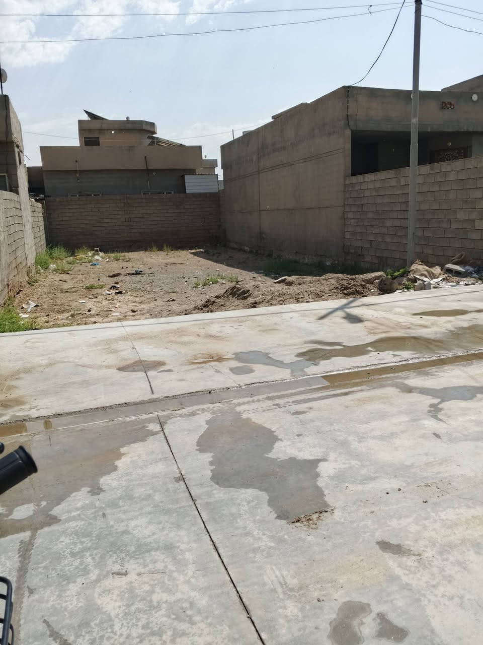 سلام عليكم قطعه للبيع المساحه 250 متر
طابو زراعي الموقع حي للاطباء قرب مول حميد المهدي 
خدمات كامله السعر المطلوب 22 وبيه مجال بسيط استفسار اتصل ***********
