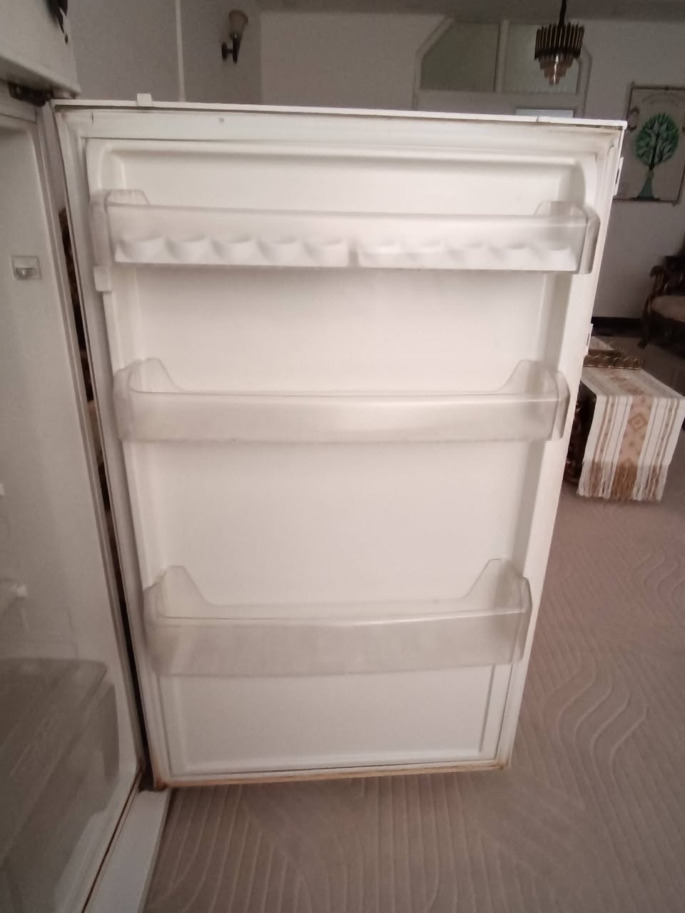 السلام عليكم
ثلاجه للبيع مال بيت مستعمل نضيف 
حجمها كبير طول ١٨٠ وعرضها ٨٠ 
السعر ٣٠٠ وبي مجال 
مكانها كركوك القادسيه 
رقم الهاتف ***********
