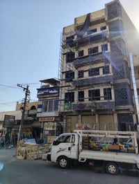 عمارة تجارية للبيع ثلاث محلات وعشرة شقق بناء جديد واجهة10 وارد 6 مليون...