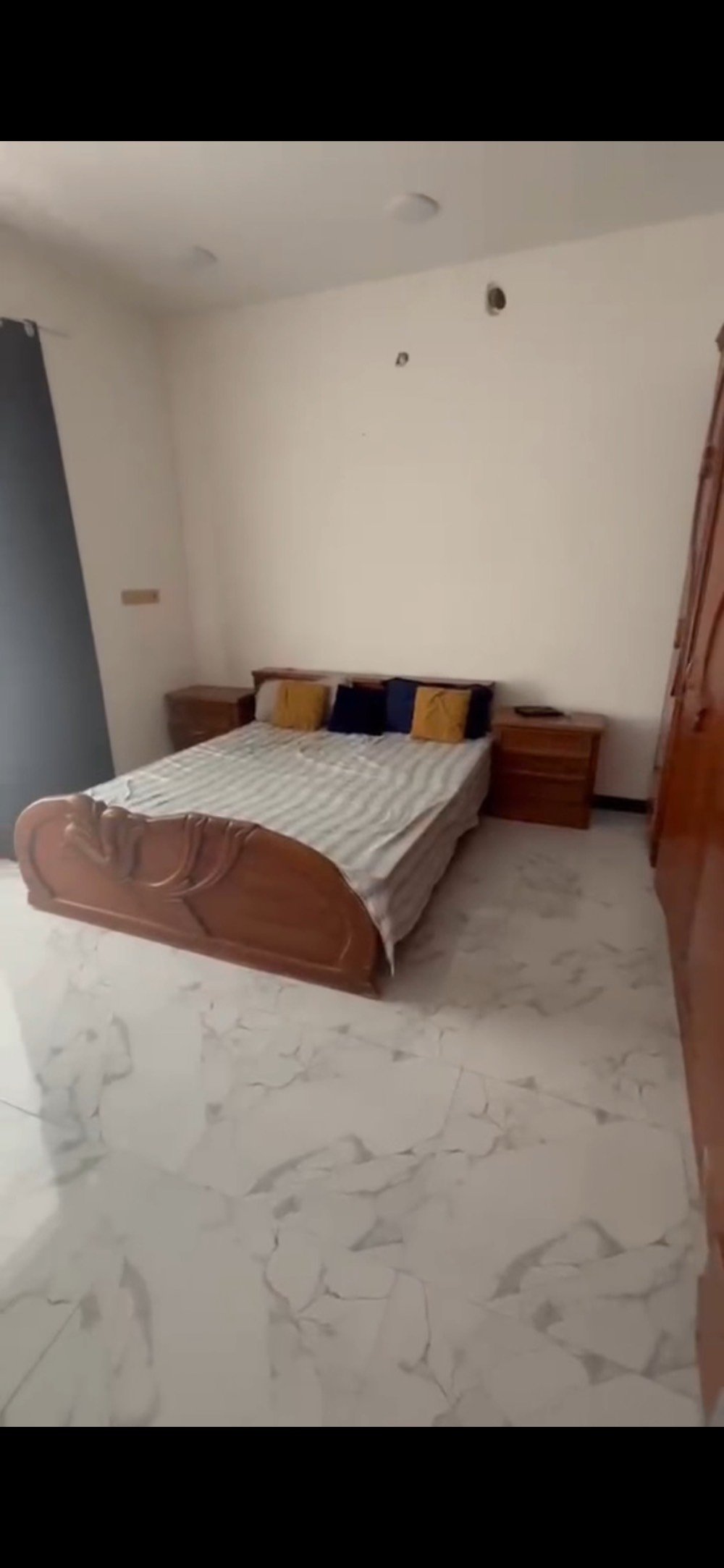 *بيت للبيع *العنوان بغداد | أبو غريب – حي المهندسين  
 *الموقع:* ركن 3 فروع، قريب على سريع أبو غريب – مسافة تقريباً 100م  
المساحة:* 100م²  
 *الواجهة:* 7ونص متر  
*النزال:* 20 متر  
 *النوع:* ركن، موقع ممتاز  
*التقسيم:*  
*الطابق الأرضي:*  
 استقبال غرفة مطبخ بيه حولي  
 حمام   ترك  حمام خارجي  
*الطابق الأول:*  
- غرفة  حمام  حولي  بلكونة  
*السطح:*  
- سطح ثاني كامل  
 *مميزات:*  
- ركن 3 فروع = تهوية وإضاءة ممتازة  
- قريب على الشارع السريع  
- مناسب للسكن والعوائل 
 عند الاتصال
*********** بسعر 150بي مجال