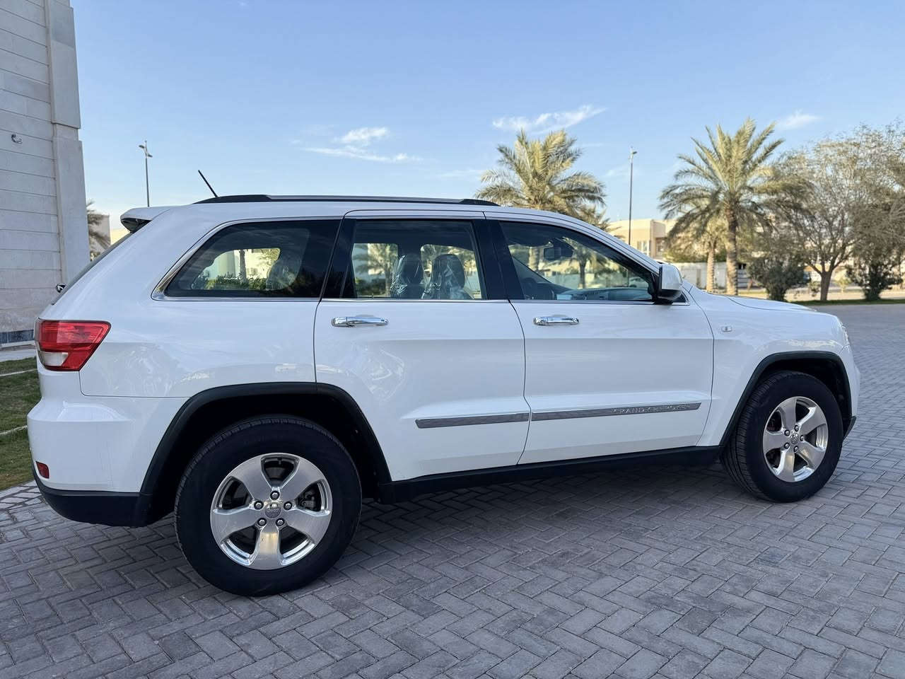 سلام عليكم جيب 2013  وارد خليجي سته سلندر بدون حادث مكفوله كفاله عامه حتى الدعاميات ماعده تكحيل بسيط بلدور مال الجاملغ الخلفي سياره فول موصفات لمتدد اعلى فئه بصمه بنراما جلد تدفئه بلكشنات ميموري ذاكره ستيرن كهرباء جنطه كهرباء السياره جداً جداً نضيفه استخدام شخصي وع ايد وحده وباسمي واي نقص مابيه بمعنى الكلام ماشيه 115 m السعر 195 للاستفسار ***********
