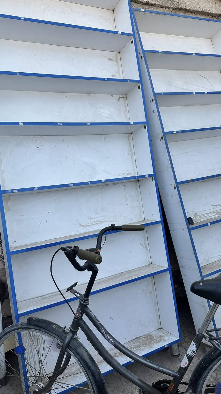 فاترينات عدد 7 مع عارضة كرزات مع عارضة اجبان مع بطحيات عدد 2  ميز دخل مع ملحقات مع عارضة عمودية نوال 
كلهن شغالات ماعدا وحدة من البطحيات جانت تشتغل لكن هسه تشتغل بس متبرد 
ابيعهن كلهن شلعه وحدة بمليونين ونص مكاني نجف 
***********
