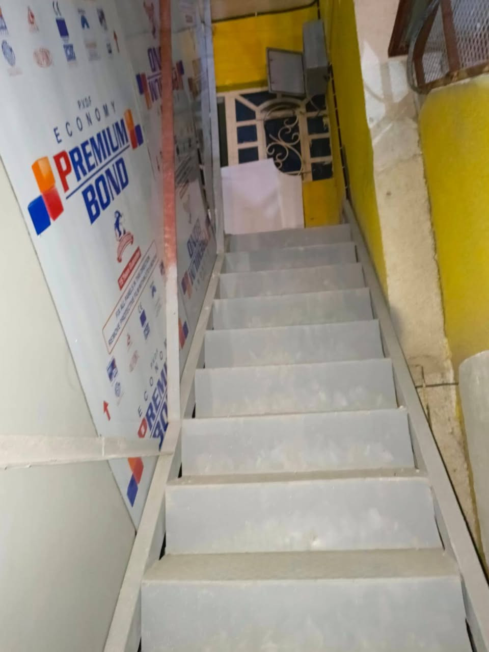 للايجار مشتمل طابق ثاني في الشعب الديوان شارع 25 يحتوي على غرفتين وحولي وخدمات السعر 300 قفل للاستفسار ***********
