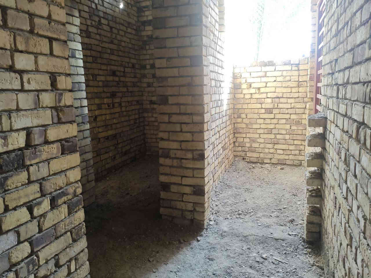 السلام عليكم هيكل بناء كامل 160متر استقبال و مطبخ و صاله غرفه صحيات داخليه و خارجيه مناور عدد 2كونكريت مسلح ارتفاع 3.45ثالث بيت عن شارع عشرين العنوان حي الجامعه قرب اسواق البقيع الاتصال على الرقم ***********.
