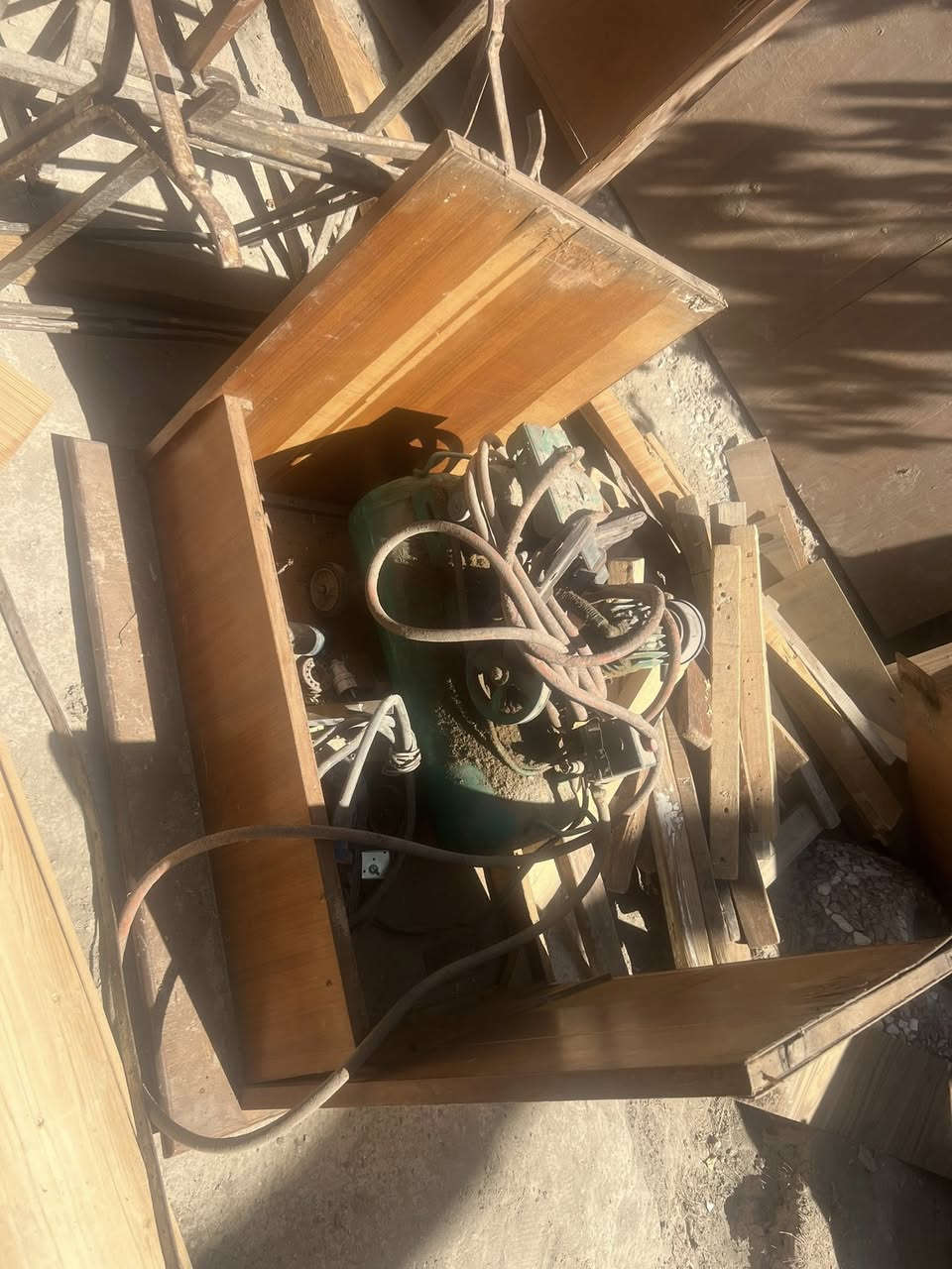 السلام عليكم 
يرهمن شلع ويرهمن مفرد كلشي وبسعره
 غراض نجاره معمل كامل للبيع يحتوي 
فخات قياسات مختلفه عدد ٥٠ فخه انكليزيه 
نمساويه كله بلاديه ونضيفه 
كمبريسر هوا نضيف وجديد 
فريزات وريبونات جنب واحد وجنبين 
منشار 
مكابس 
كترات 
عده كامله من جواكيج ومبارد ودرنفايس وشفرات وبرايم ولبب عدد كامله كله اصلي 
منشار تخريم 
مكابس ودرابات 
طراحيات اشكال 
تفاصيل اكثر مراسله خاص او الاتصال 
***********
