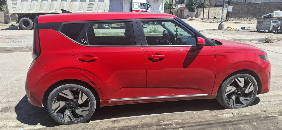 🚗 للبيع او  للمراوس فقط (سول GT-Line 2023)
​النوع: كيا سول GT-Line (فول مواصفات)
الموديل: 2023
الرقم: بغداد (بإسمي شخصياً - تحويل ثاني يوم)
المسافة المقطوعة: 42,500 كم
​🛠 حالة البدي والضرر:
• ​السيارة بدون صبغ نهائياً.
• ​تفاصيل الضرر: بارد وتكحيل كارت (شبرين) في البنيد أثر الحادث + خشم الجاملغ مع تعديل الجاملغ بارد + بارد قليل جداً في حافة الباب
• ​الدعامية: تبديل الدعامية الأمامية فقط.
• ​ملاحظة: توجد طخة بسيطة جداً في الباب الخلفي (جهة الراكب) أثر النقل (موضحة بالصور) ورصعة بالبنيد (طابوكة بسبب اطفال المنطقة )
• ​الإيرباگ: ضرر إيرباگ الدكة (الستيرن)  والدشبول مبدل بلادي.
​🔄 تفاصيل المراوس:
​أرغب بالمراوس مع السيارات 
• ​توسان موديل 2023.
• ​سبورتج موديل 2023.
• ​كونا موديل 2024 أو 2025.
​
• ​رقم بغداد.
• ​اللون: (أبيض / سلفر / سموك).
العنوان :- المحمودية إو الكرادة 
​📞 للتواصل:***********
