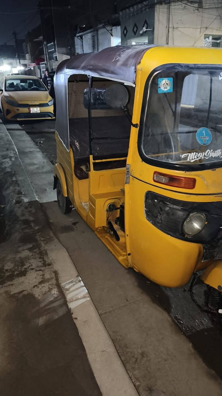 السلام عليكم تكتك موديل عشرين 
بيها صبغ ب الصفحه والدوس معمره
التكتك خير من الله اي، نقص ما بيها مكينه تعمير كامل لا تنقيص ولا تبخير وصافيه كلش
جادر جديد اصلي 
لاستيكات درام شفت اصليات
تخم تاير جبلي
تخم كهربائيات
من الاخير ربع ما تصرف عليها
رقم بغداد ب اسمي
عنواني الامين الثانية
***********
