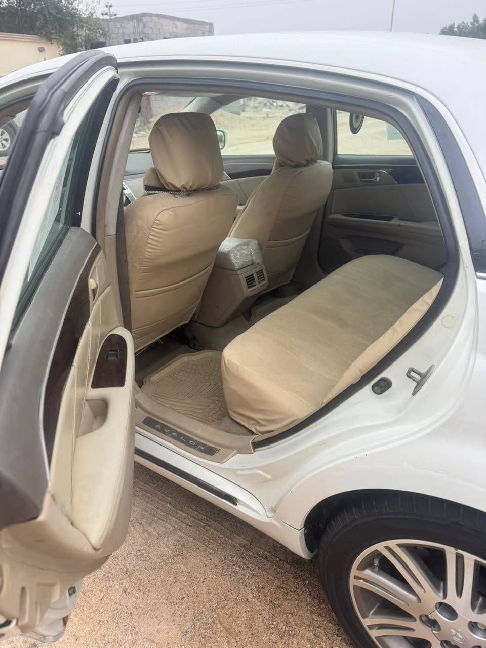 السلام عليكم للمراوس وللبيع حسب لقناعة أفلون 208خليجي سيارة بيه صبغ قطع بس ابيع حزام السيارة ربع ما تصرف عليه حداديه جديده مكينه وكير جدد تخم تاير وسيارة فول 1علا1لمتد رقم نكليزي جديد وشرط تحويل بعده هزته ما منتهيه السعر110 سيارة حلوه وجديده رقم***********
