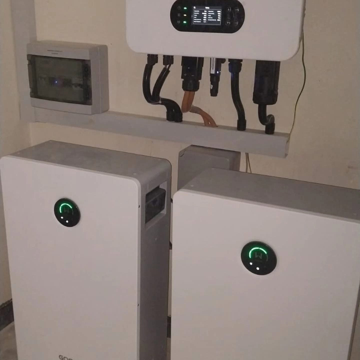 ⚡ عرض خاص على منظومة الطاقة الشمسية المتكاملة ⚡

ودّع انقطاع الكهرباء واستمتع بطاقة نظيفة وموثوقة على مدار اليوم.

✅ تشغيل نهاري بقدرة تصل إلى 35 أمبير
✅ تشغيل ليلي بقدرة 15 أمبير لمدة 4 ساعات
💰 السعر: 10,000,000 دينار عراقي فقط

🔹 مواصفات المنظومة:

☀️ الألواح الشمسية
• العدد: 16 لوح
• القدرة: 640 واط للوح الواحد
• النوع: LONGi Hi-MO 10
• الضمان: 10 سنوات

⚡ الإنفيرتر (Inverter)
• القدرة: 12 كيلوواط
• النوع: GOODWE (MPPT مزدوج)
• الضمان: 5 سنوات

🔋 البطارية
• النوع: Lithium Iron Phosphate (LiFePO4)
• السعة: 16 كيلوواط ساعة
• الضمان: 5 سنوات
• العمر التشغيلي: حتى 8000 دورة شحن وتفريغ

✅ توفير كبير في فاتورة الكهرباء
✅ مكونات أصلية بضمان رسمي
✅ كفاءة عالية وعمر تشغيلي طويل
✅ تركيب وفحص وتشغيل من قبل فريق متخصص

📞 للحجز والاستفسار:
م. حقي الحسيني
***********

🌞 استثمر اليوم في الطاقة الشمسية وتمتع بالكهرباء باستقلالية وأما
