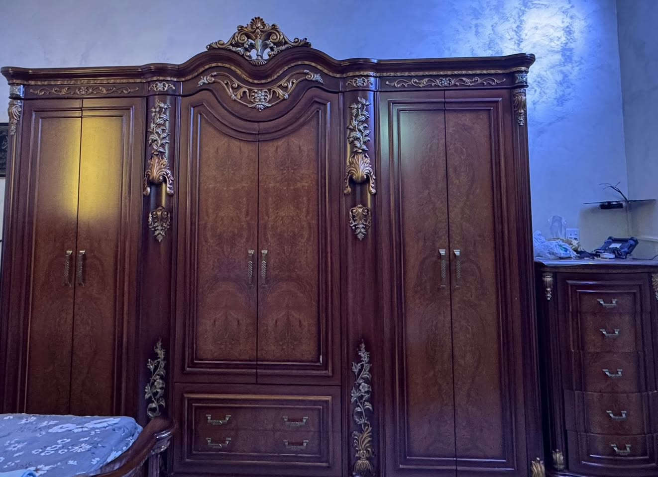 السلام عليكم غرفه مستعمله صناعه صينيه نظيفه من شركة استقبال معروضه للبيع بسعر مليون دينار وبيها مجال للاستفسار التواصل على الرقم:***********
