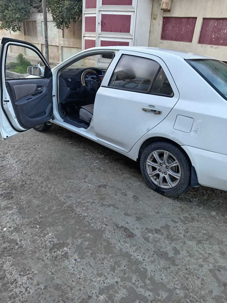 السلام عليكم
شيري للبيع موديل 2012 
كير محرك شرط
تبرد تدفئه شرط  
شرط بدون صبغ 
داخل جديد شرط 
السياره حيل نضيف واحلى من الصور 
كوبون بانزين موجود 
وشرط التحويل 
والسعر 64 وبي مجال للطيبيين 
التواصل عل  ***********
الخاص مقفل
